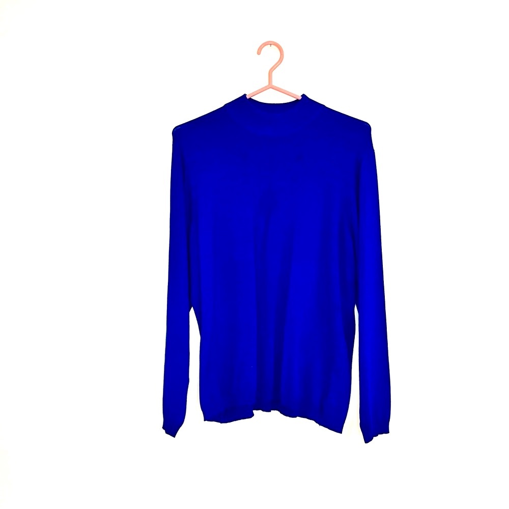 Emotions Warm long-sleeved sweater. Blue sweater with round neck.